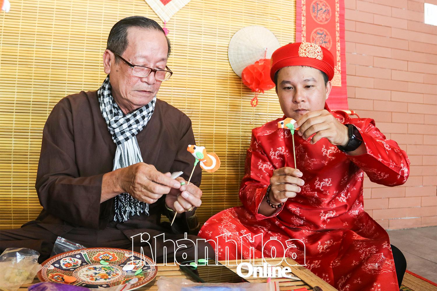 Trải nghiệm nặn tò he, thắt lá dừa ở phố biển