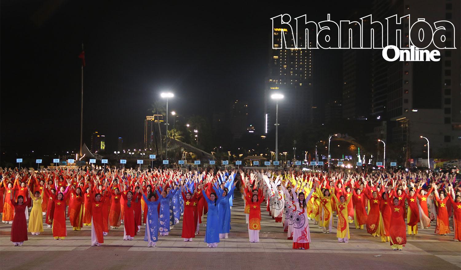 500 cán bộ, hội viên phụ nữ TP. Nha Trang tham gia đồng diễn dân vũ