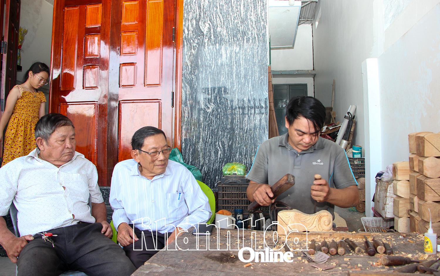 Đại diện Hội Người khuyết tật huyện Diên Khánh đến thăm hỏi, động viên ông Nguyễn Xuân Huy.