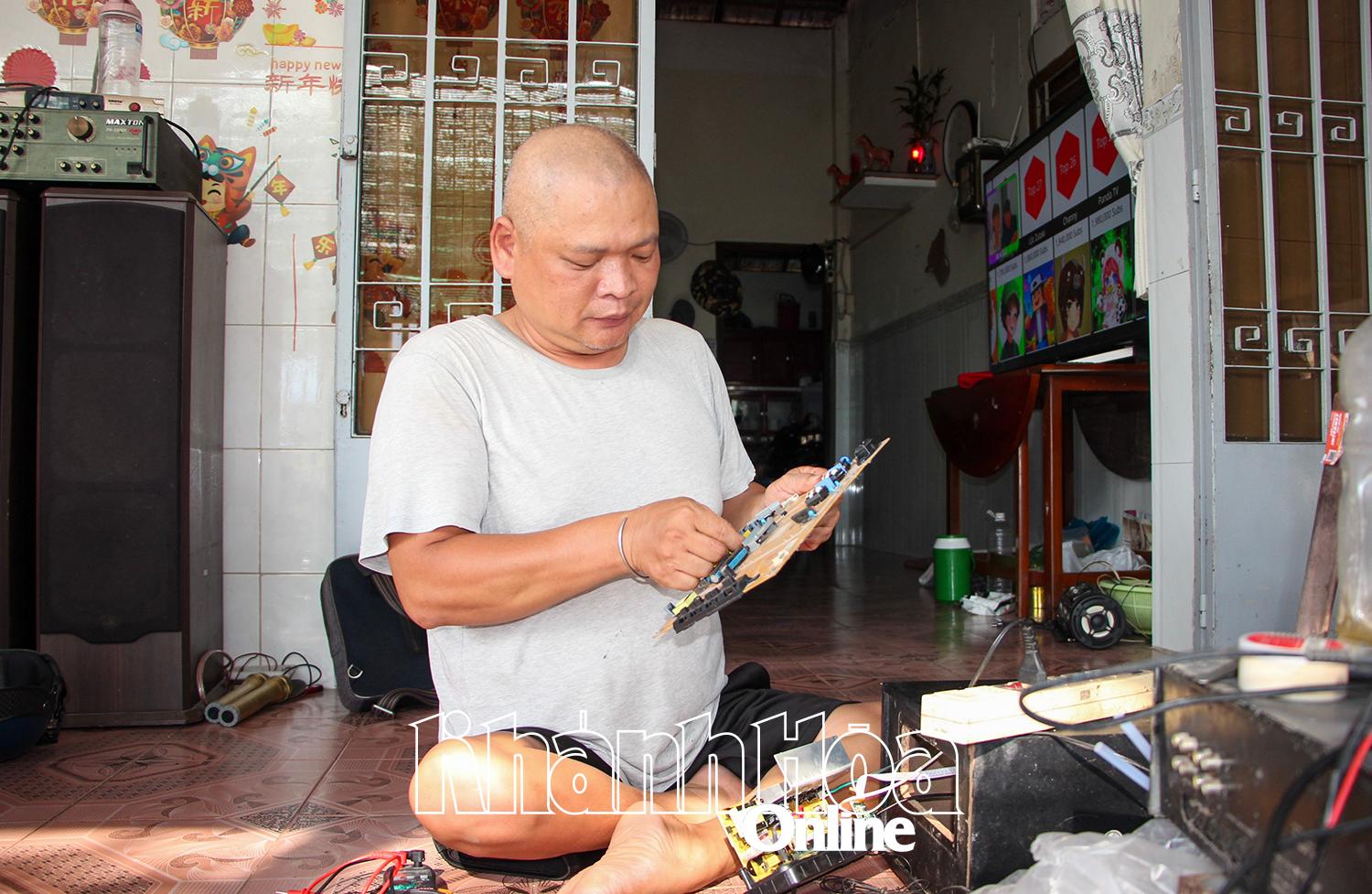 Ông Võ Ngọc Châu sửa chữa đồ điện tử.