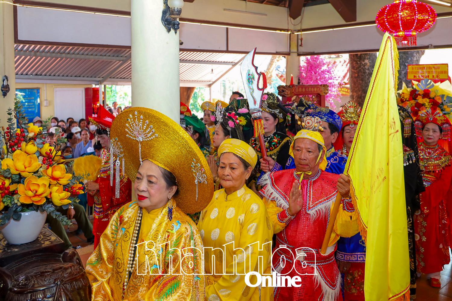 Rộn ràng mùa lễ hội tháng Ba