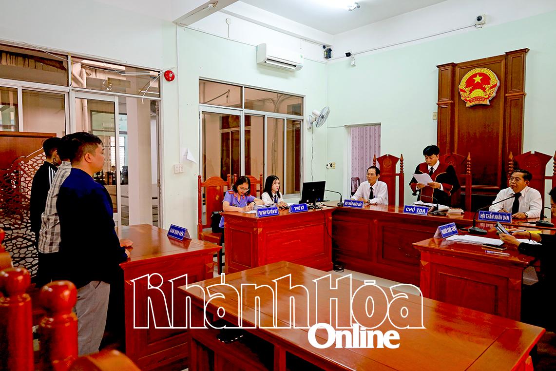 Đưa người trốn đi nước ngoài, 3 bị cáo lãnh án 