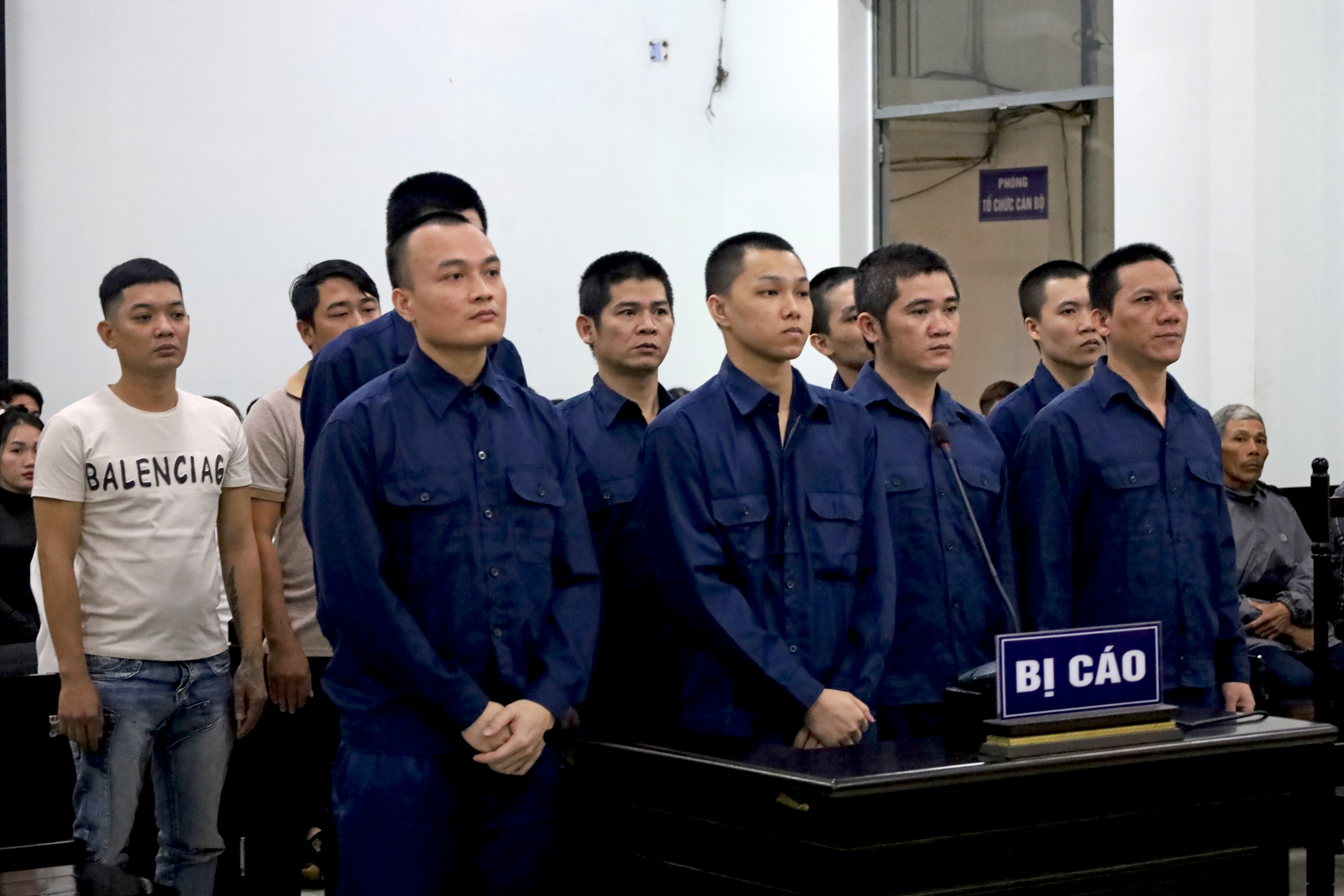 Giải quyết mâu thuẫn bằng hung khí, 10 thanh niên vào tù