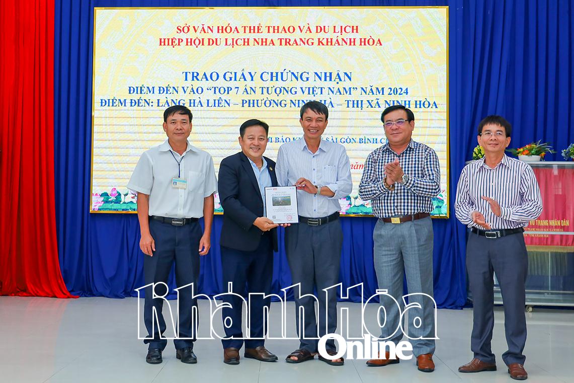 Trao chứng nhận làng Hà Liên vào “Top 7 Ấn tượng Việt Nam” năm 2024
