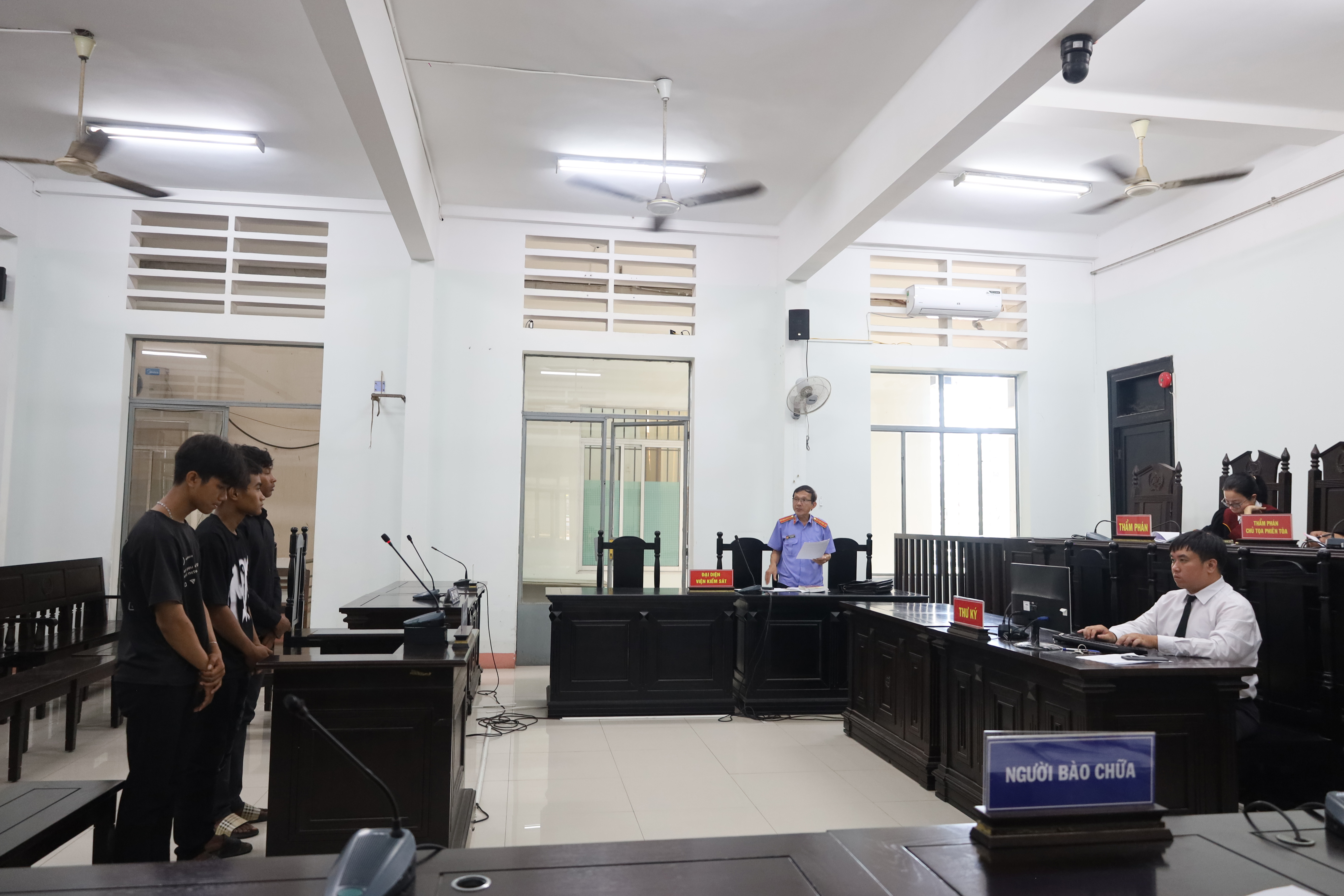 Giảm án cho các bị cáo gây rối trật tự công cộng