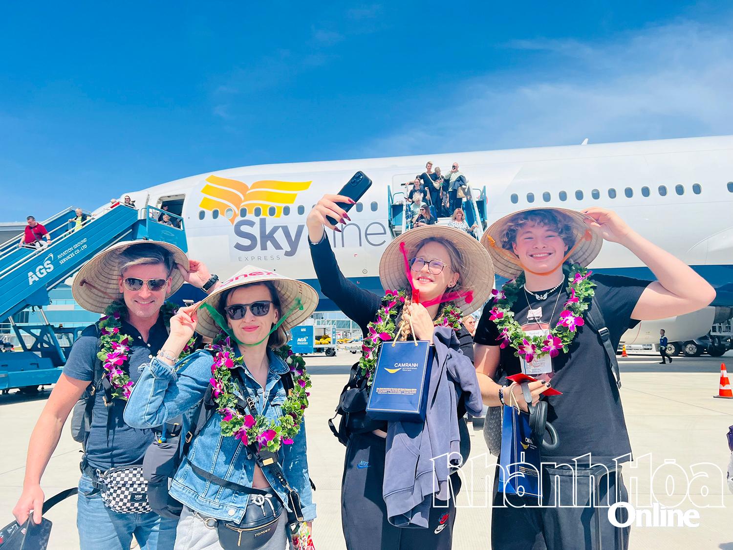 Du lịch góp phần tăng nguồn thu nội địa. (Trong ảnh: Khách du lịch Ba Lan đến TP. Nha Trang đầu năm 2025). Ảnh: X.T