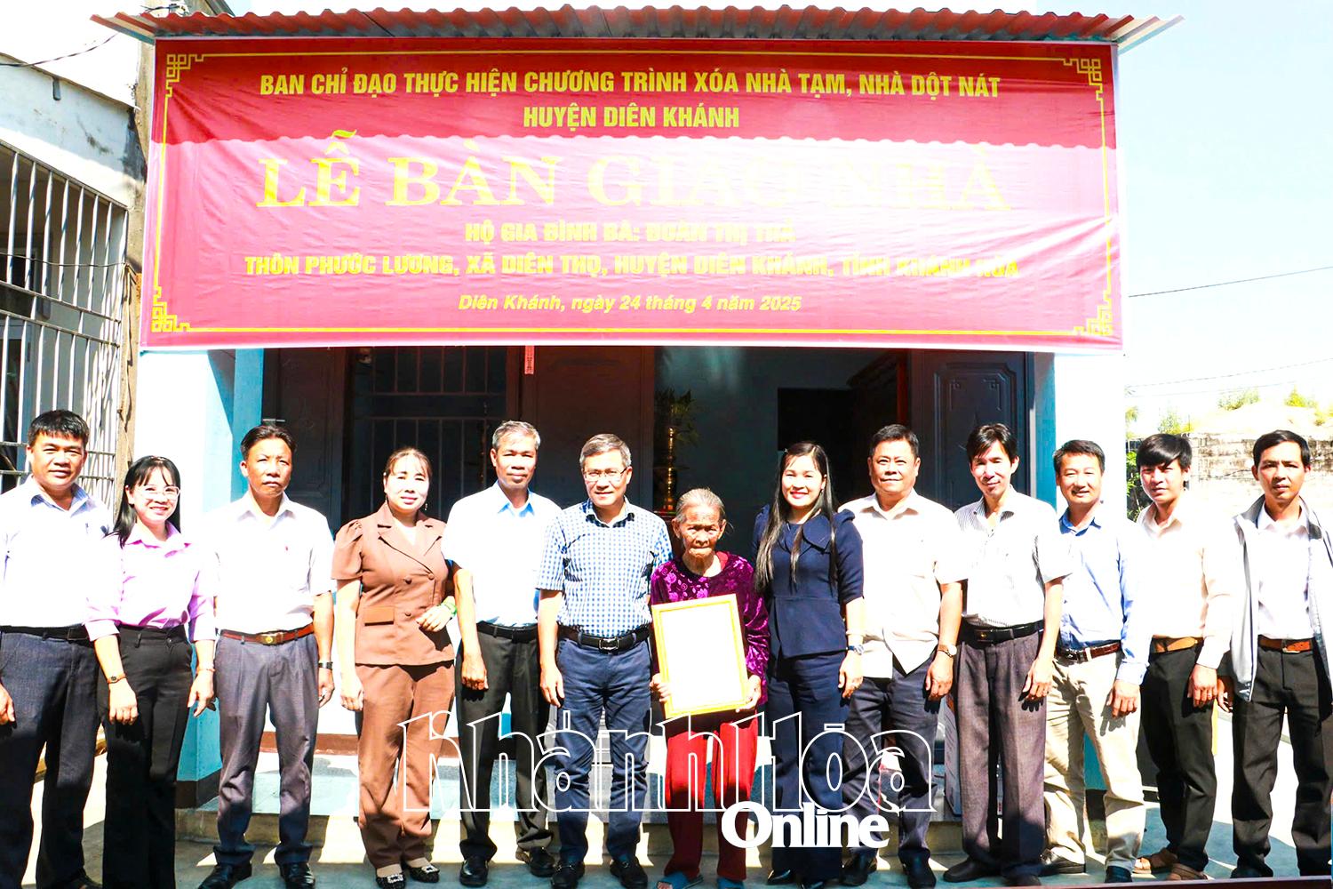 Lãnh đạo huyện Diên Khánh và xã Diên Thọ trao quyết định bàn giao nhà cho bà Đoàn Thị Thả, thôn Phước Lương, xã Diên Thọ.