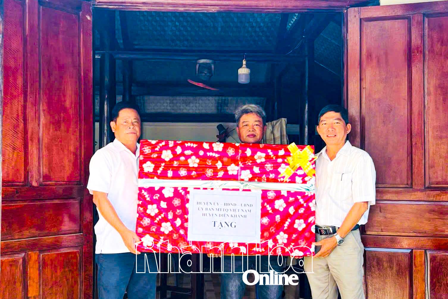 Lãnh đạo Mặt trận huyện Diên Khánh và xã Diên Điền trao quà về nhà mới cho gia đình ông Cao Thành.