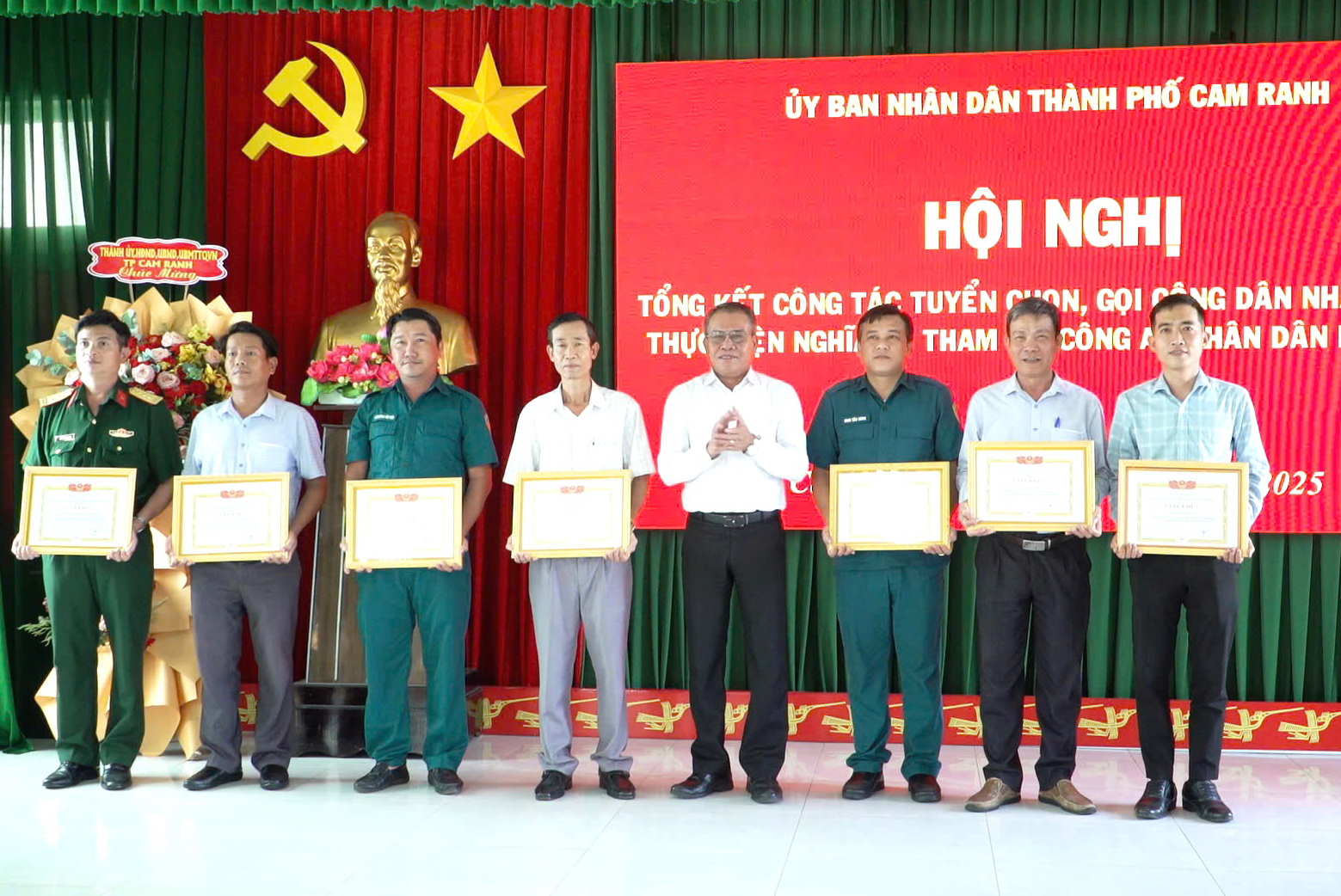 Lãnh đạo TP. Cam Ranh trao giấy khen cho các tập thể