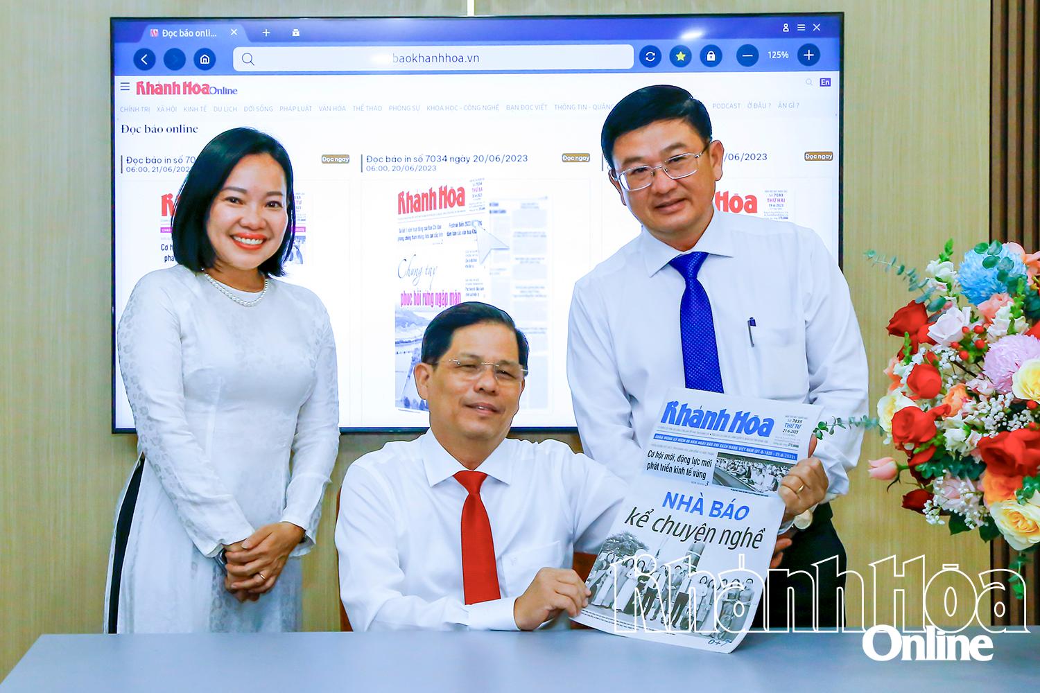 Lãnh đạo tỉnh thăm, chúc mừng Báo Khánh Hòa nhân Ngày Báo chí Cách mạng Việt Nam 21-6.
