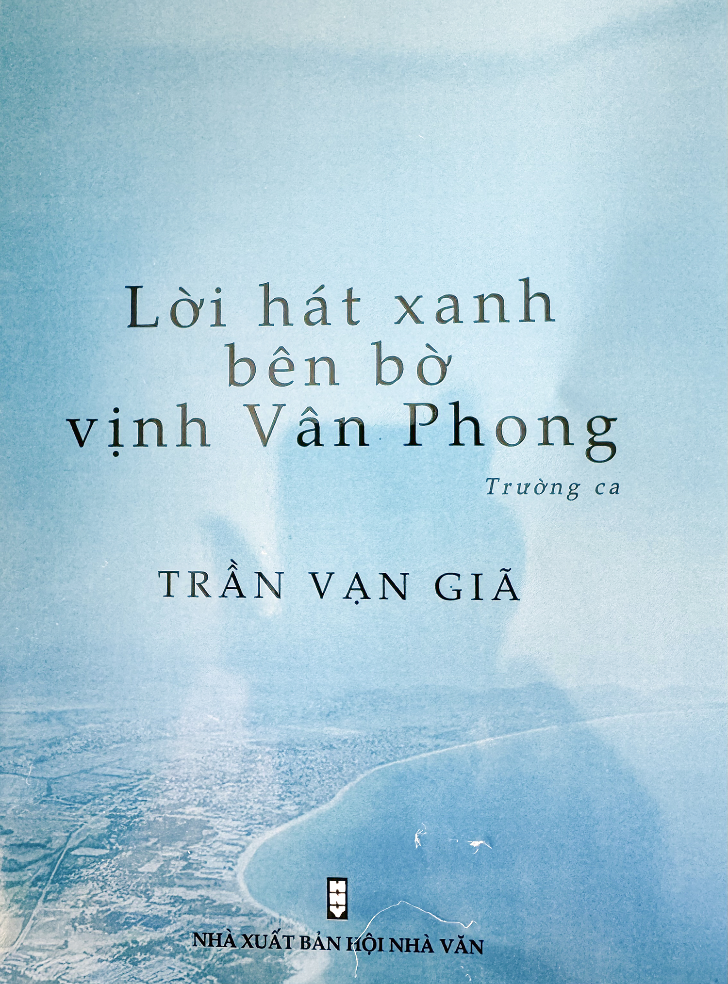 Bìa cuốn sách Lời hát xanh bên bờ vịnh Vân Phong.