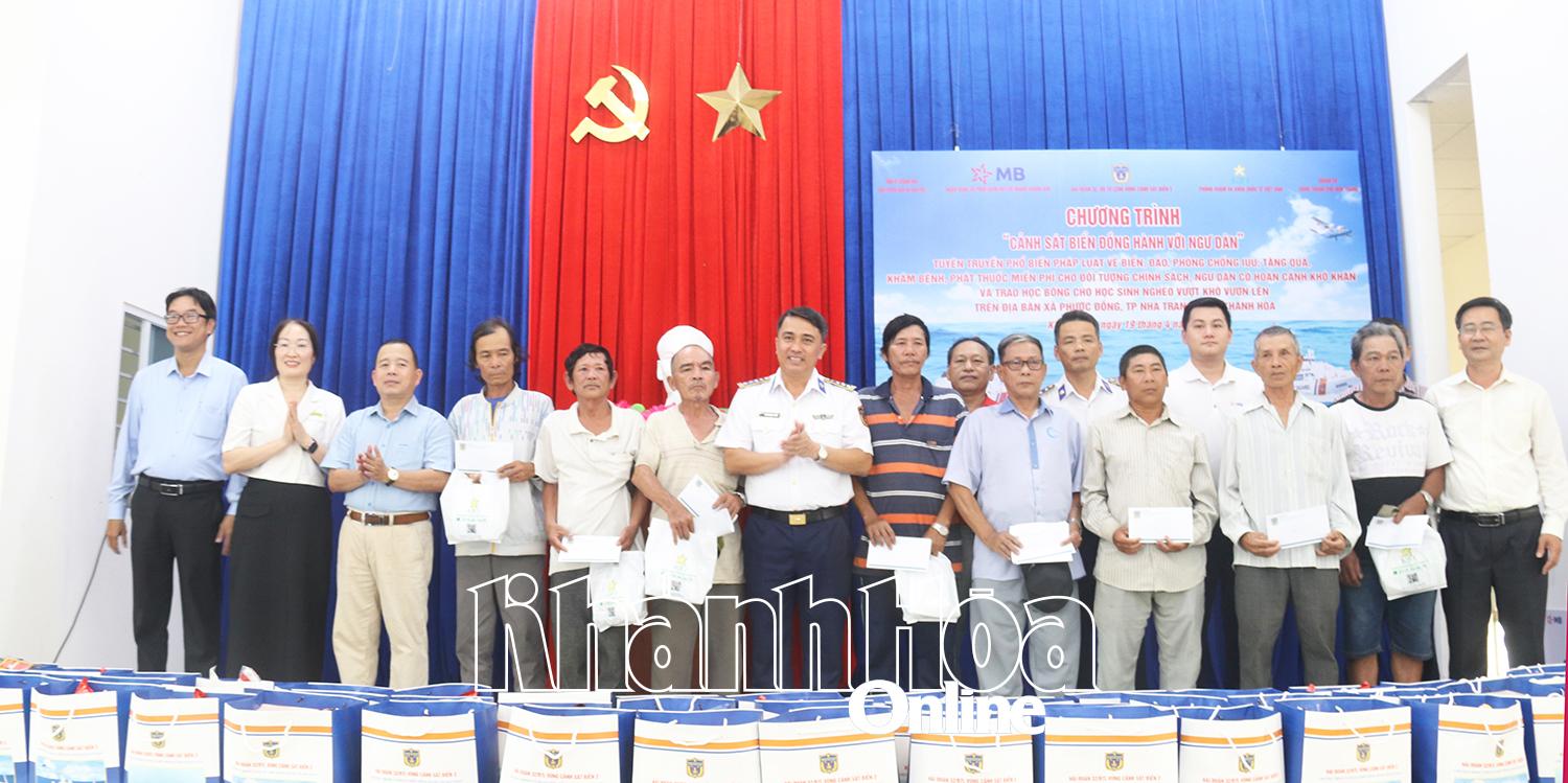 Lãnh đạo các cơ quan, đơn vị và các nhà hảo tâm trao quà cho ngư dân có hoàn cảnh khó khăn