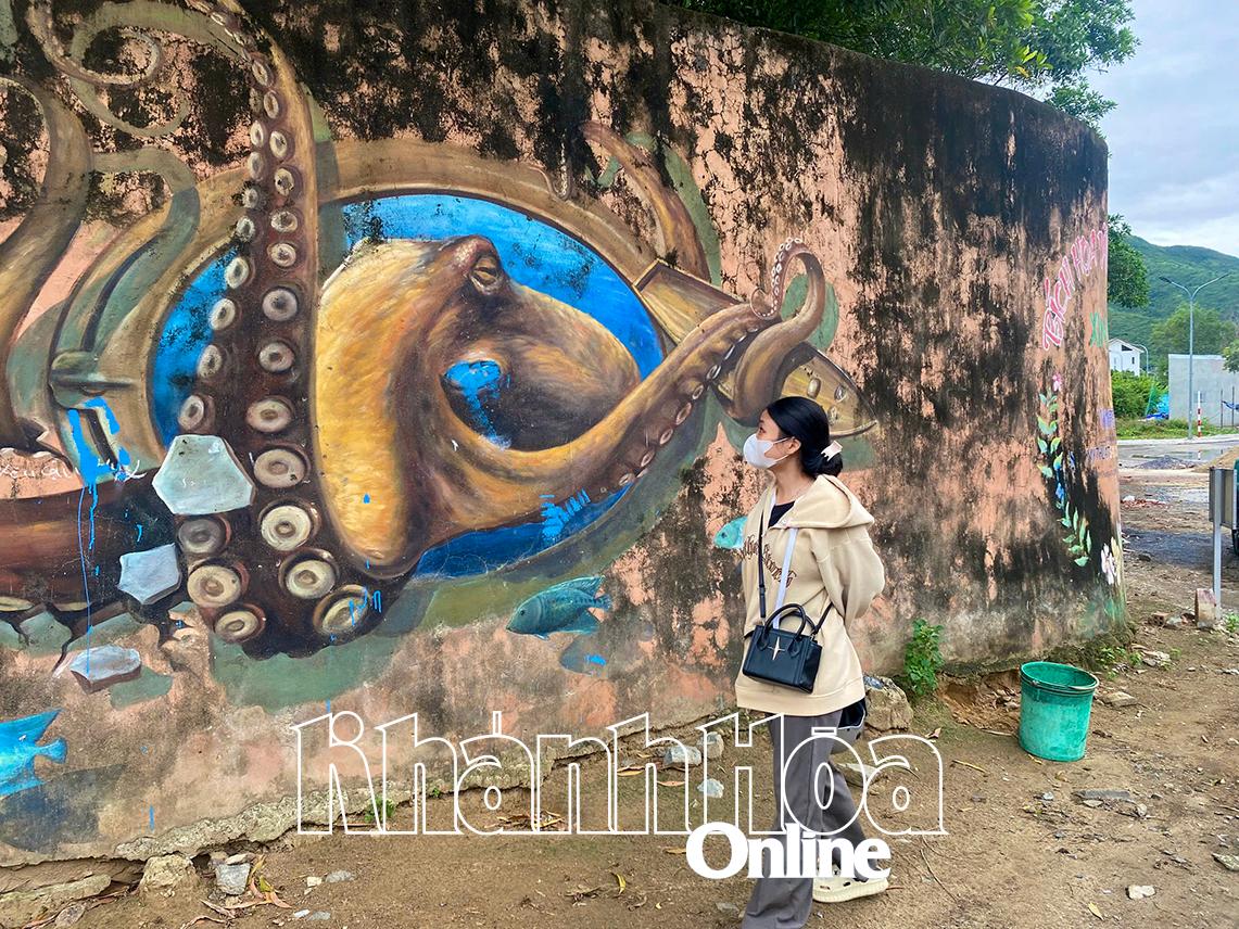 Cần làm mới các bức bích họa ở phố biển 