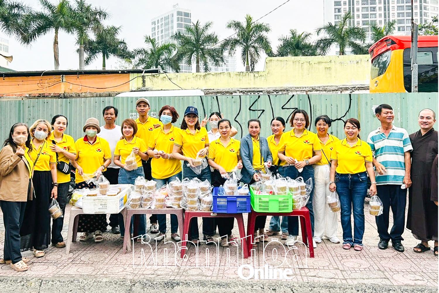 Những hộp cháo được các thành viên nhóm thiện nguyện chuẩn bị trao cho người dân. 
