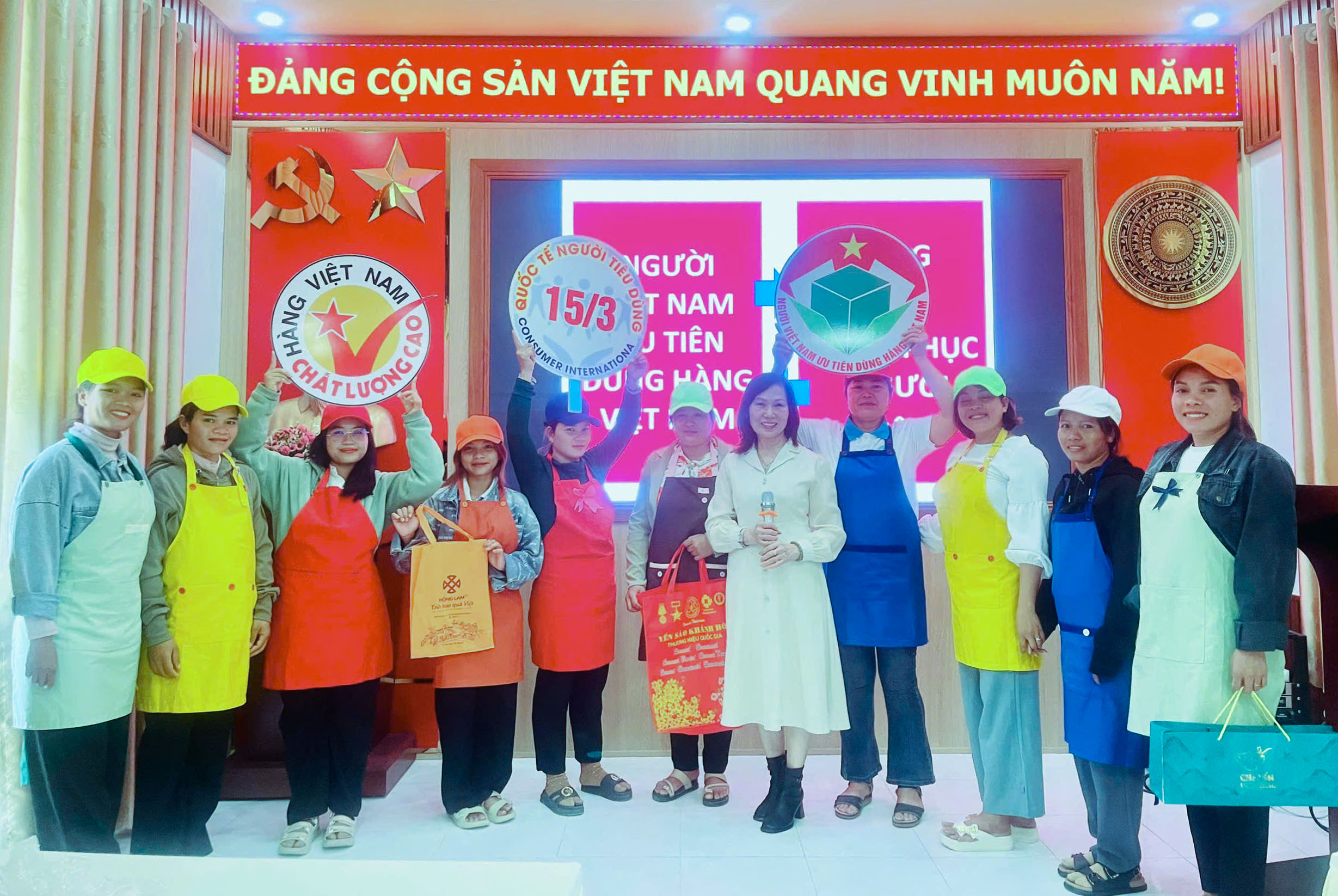 Các học viên tham gia giao lưu, truyền thông về dùng hàng Việt Nam tại lớp tập huấn.