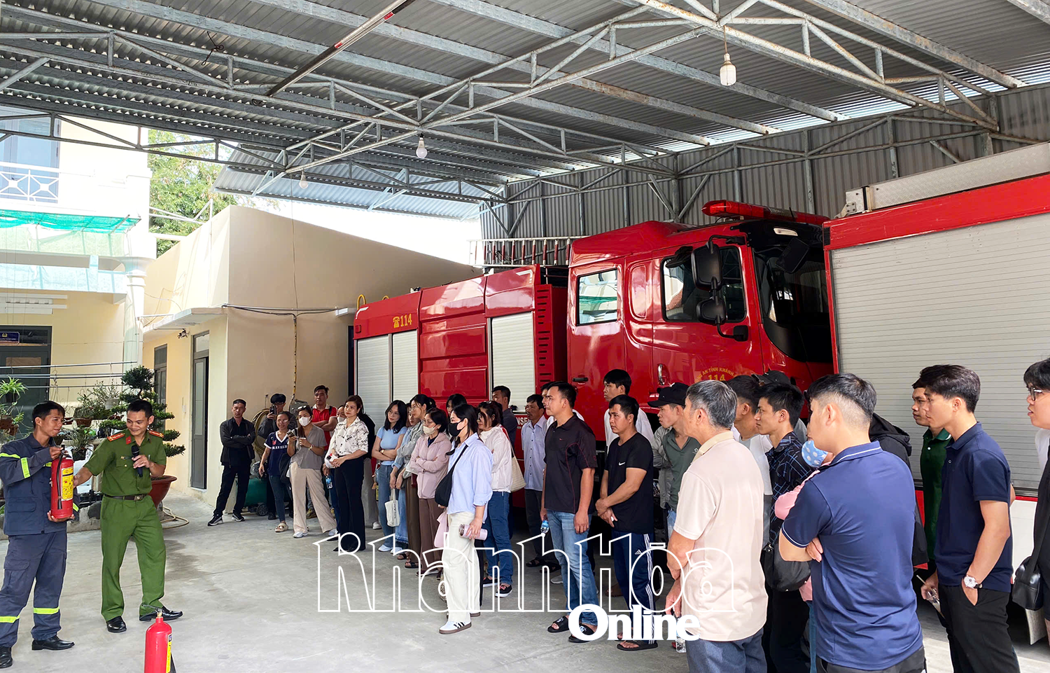 Cán bộ Đội Chữa cháy và Cứu nạn, cứu hộ khu vực Nha Trang hướng dẫn sử dụng bình chữa cháy xách tay để dập lửa