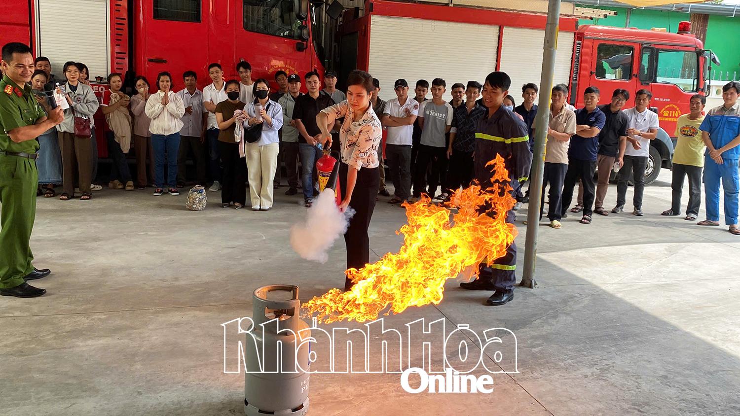 Thành viên đội PCCC cơ sở được thực hành dập lửa 