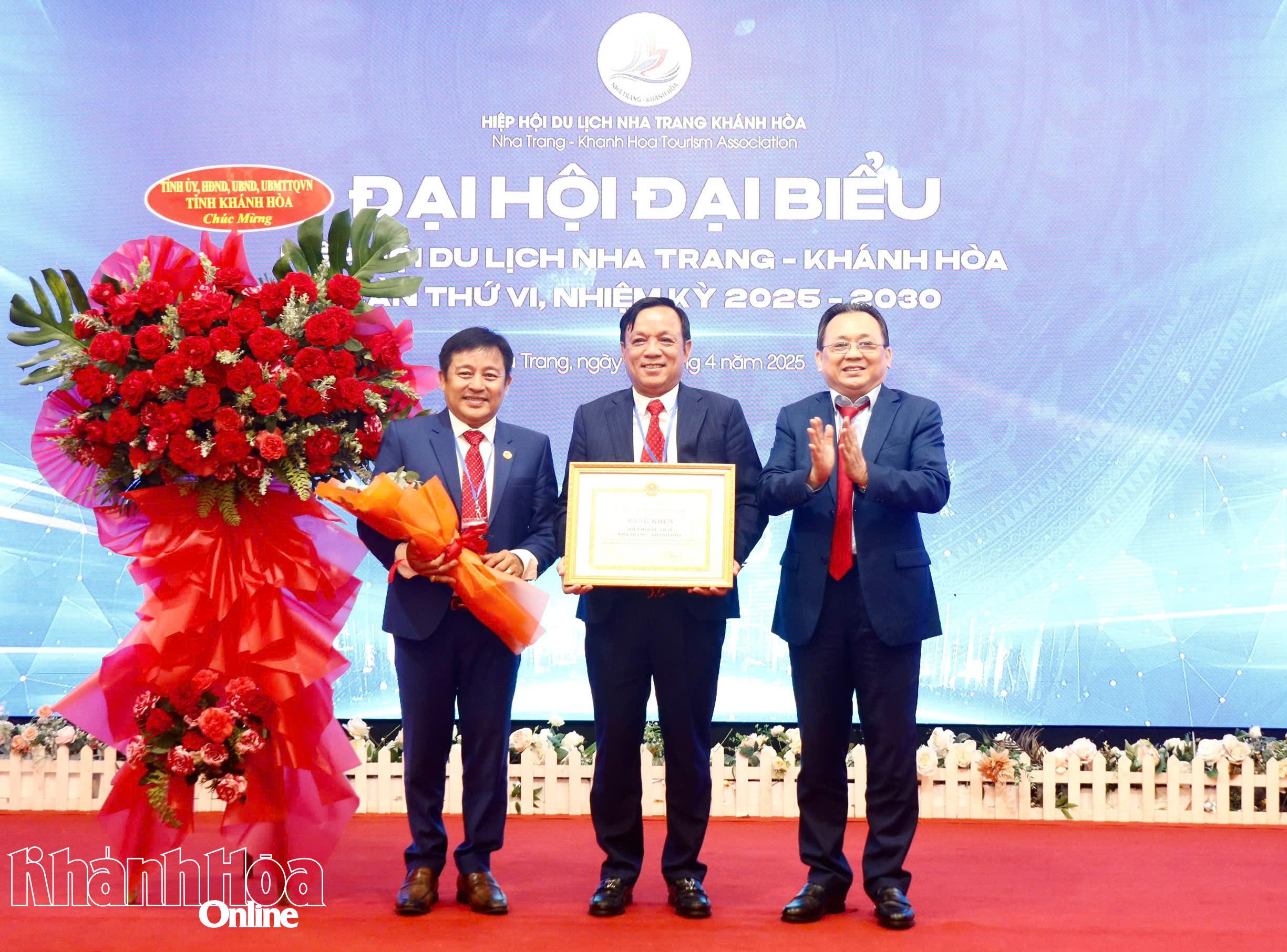 Phó Chủ tịch Thường trực UBND tỉnh Lê Hữu Hoàng trao bằng khen của UBND tỉnh cho lãnh đạo Hiệp hội Du lịch Nha Trang - Khánh Hòa.