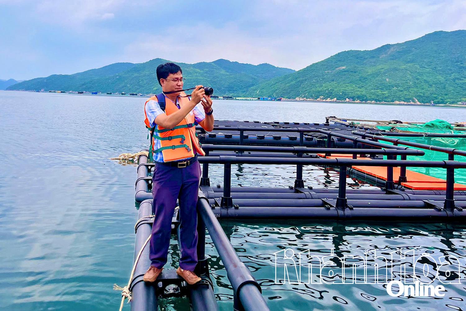 Phóng viên Thanh Long 
tác nghiệp trên bè nuôi biển 
công nghệ cao tại vịnh Vân Phong.
