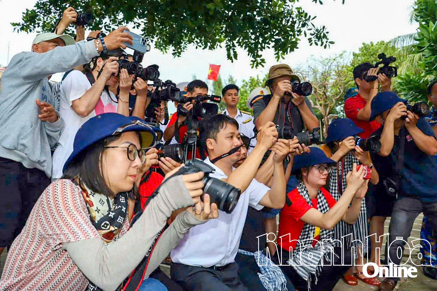 Phóng viên Thái Thịnh 
tác nghiệp 
tại quần đảo Trường Sa.
