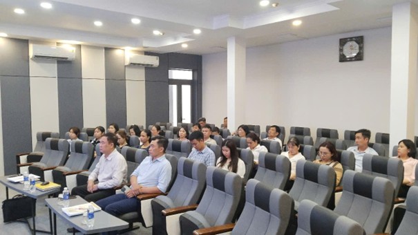 Công chức, viên chức và người lao động dự buổi sinh hoạt.