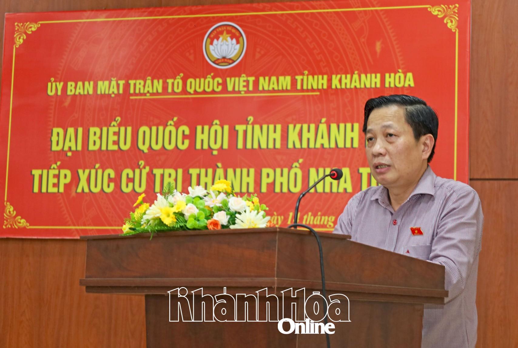 Ông Hà Quốc Trị thông tin tới cử tri một số chủ trương.