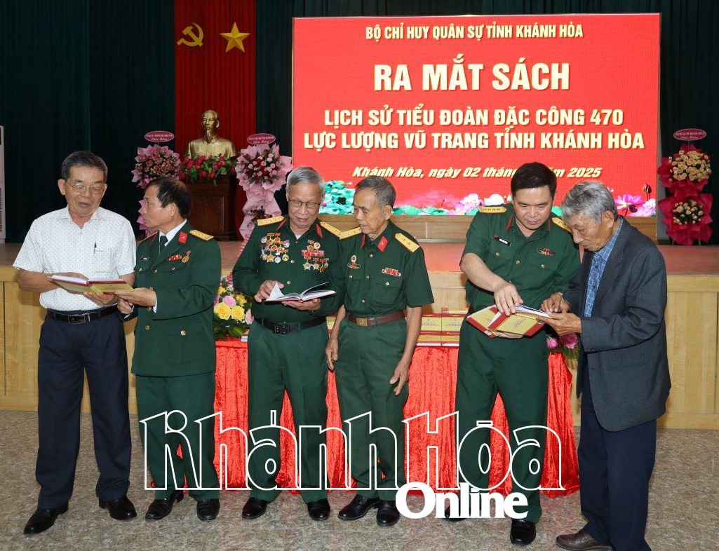 Các đại biểu xem sách tại lễ ra mắt.