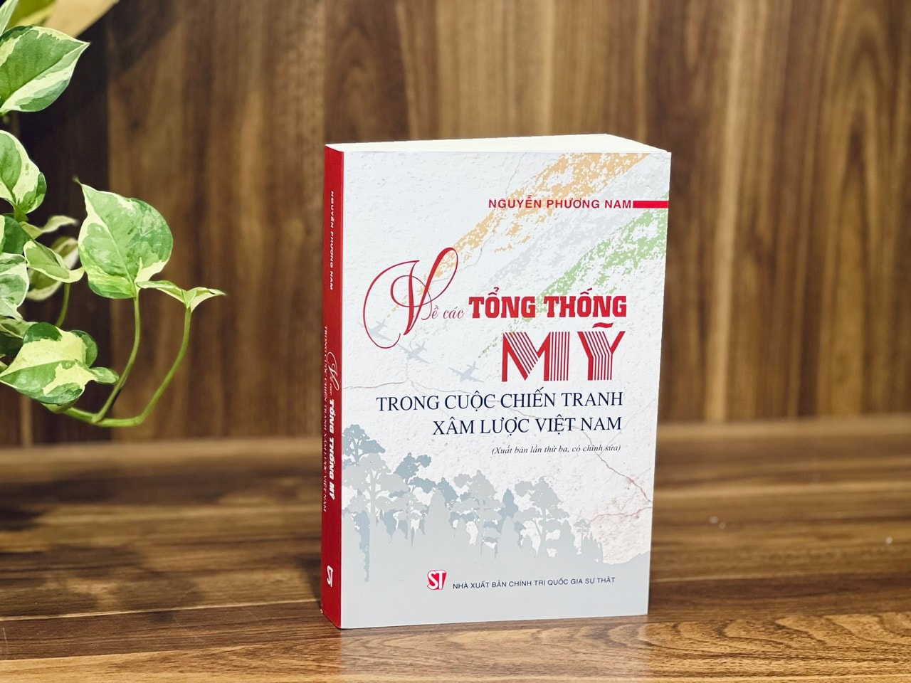 Cuốn sách ý nghĩa nhân kỷ niệm 50 năm đất nước thống nhất. Ảnh: NXB Chính trị quốc gia Sự thật