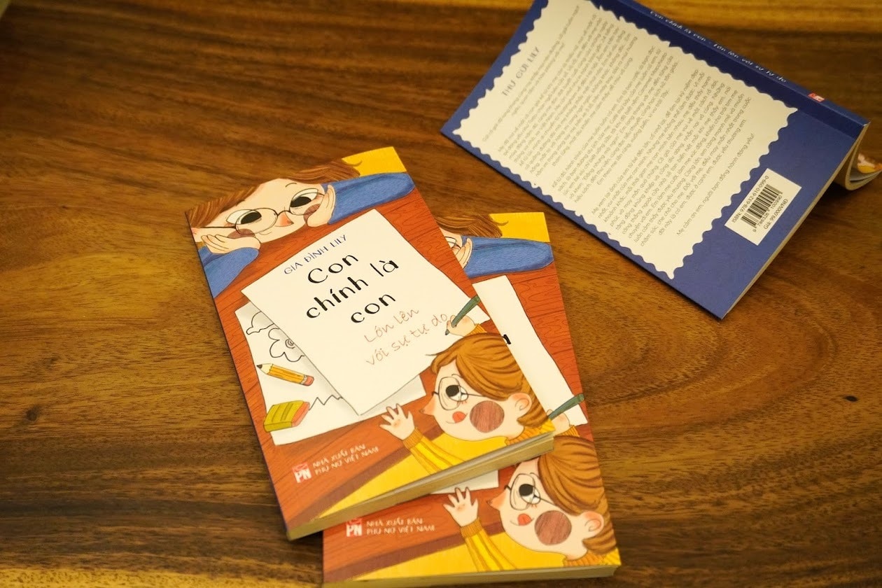 Cuốn sách chia sẻ trải nghiệm về hành trình nuôi con. Ảnh: Hà Thủy Nguyên