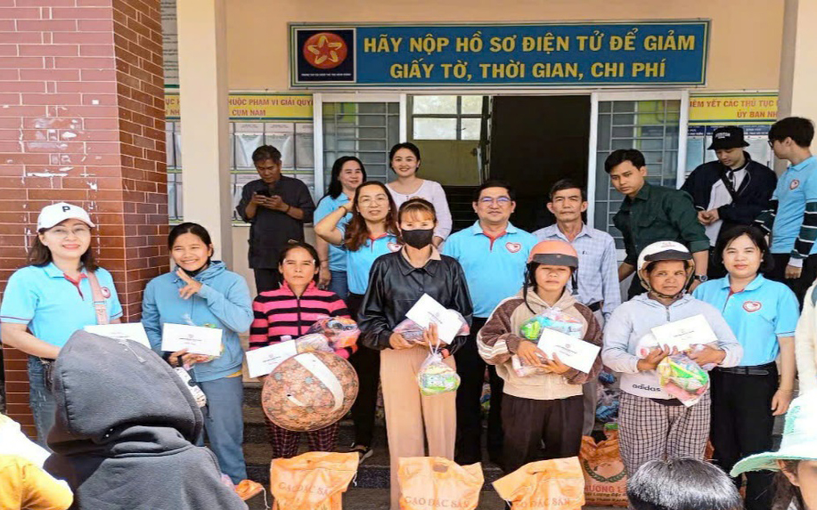 Khánh Sơn: UBND xã Ba Cụm Nam tặng quà đồng bào dân tộc thiểu số khó khăn