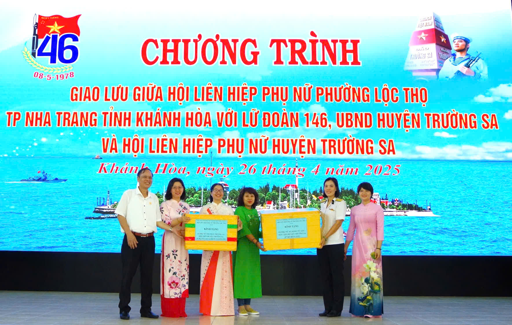 Hội Liên hiệp Phụ nữ phường Lộc Thọ thăm, tặng quà cho hội viên phụ nữ huyện Trường Sa