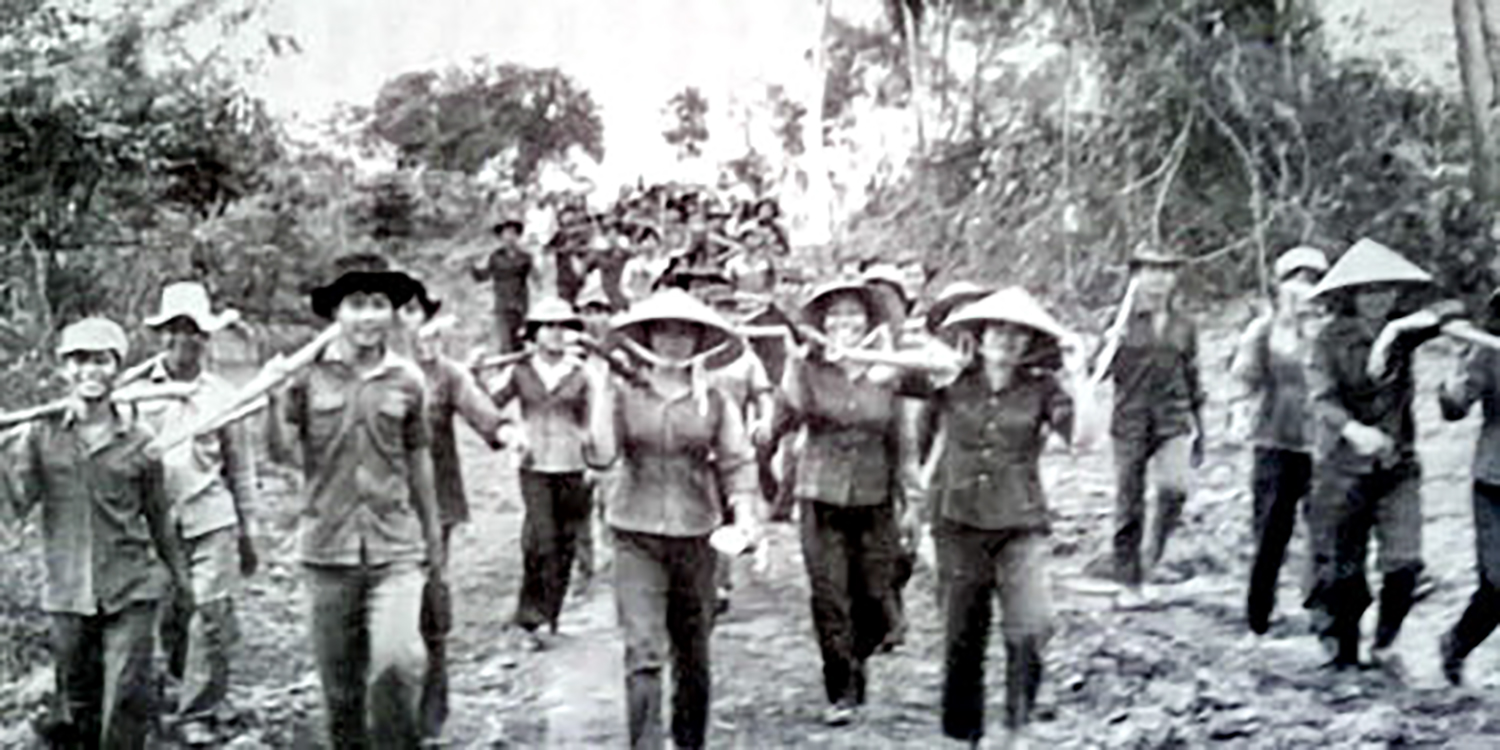 Ra công trường khai hoang mở rộng diện tích sản xuất.