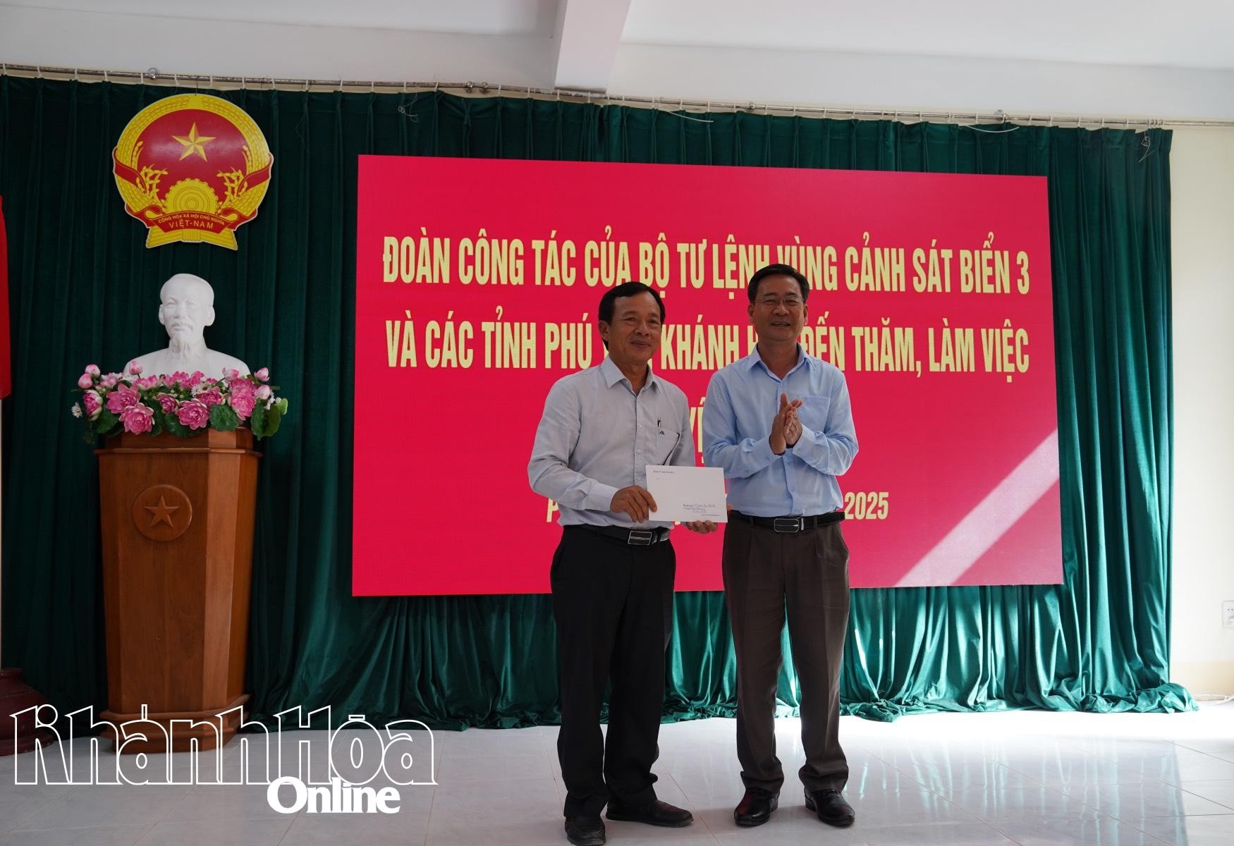 Ông Nguyễn Thanh Vân - Phó Trưởng ban Tuyên giáo và Dân vận Tỉnh ủy Khánh Hòa tặng quà cho Thường trực Huyện ủy, UBND huyện Phú Quý. 