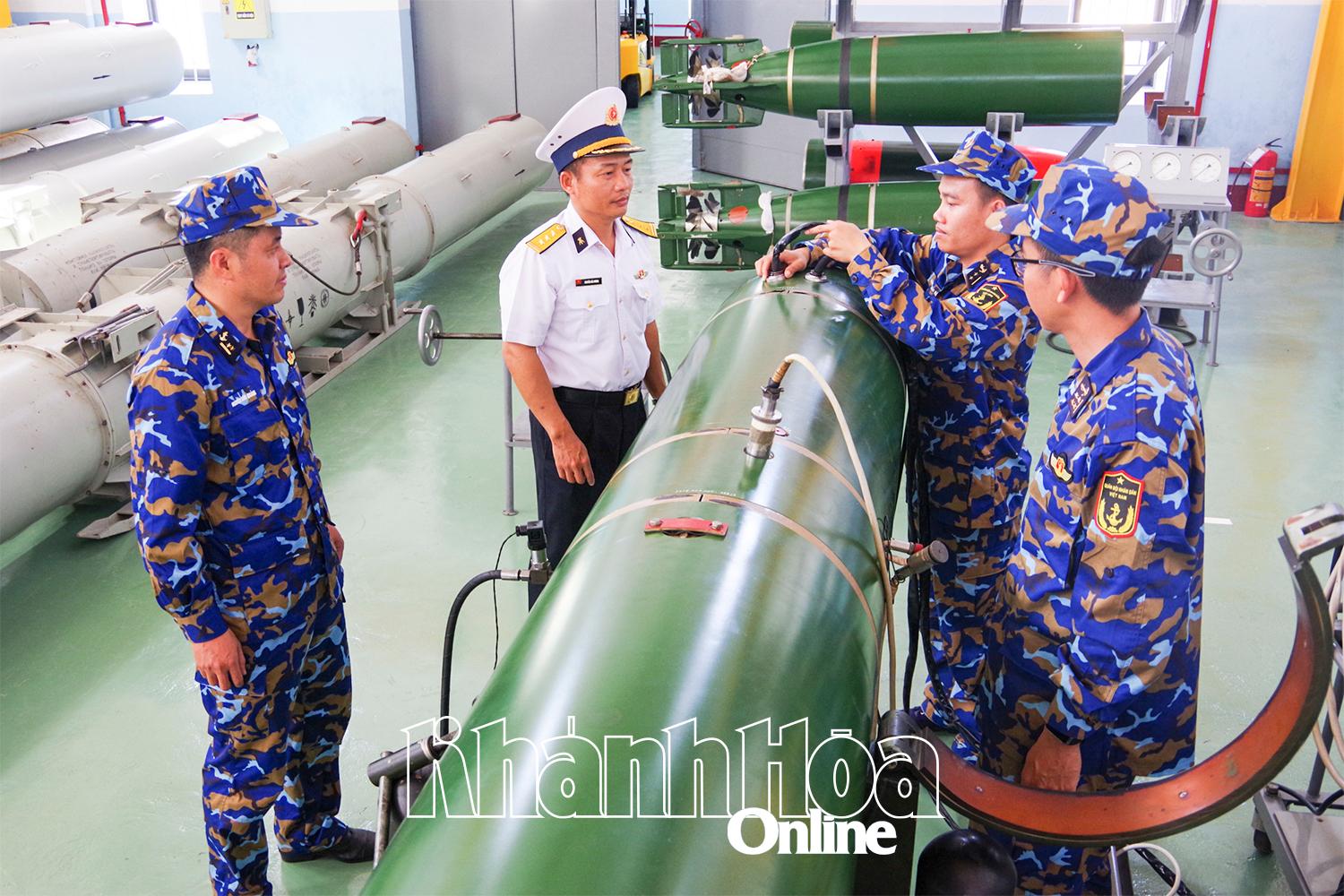 Kiểm tra đầu tự dẫn ngư lôi.