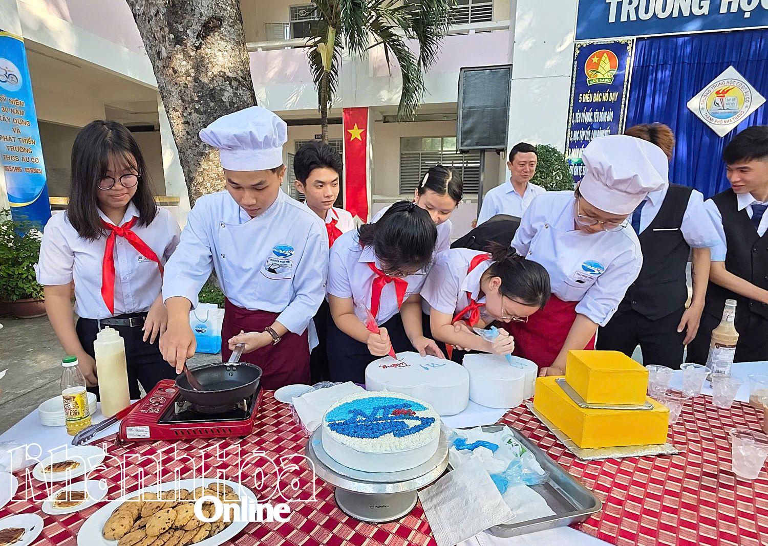 Học sinh thực hành làm bánh. 