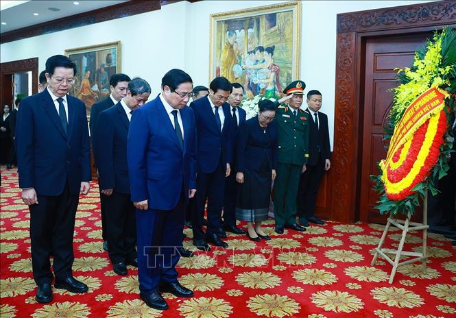Thủ tướng Phạm Minh Chính viếng đồng chí Khamtay Siphandone