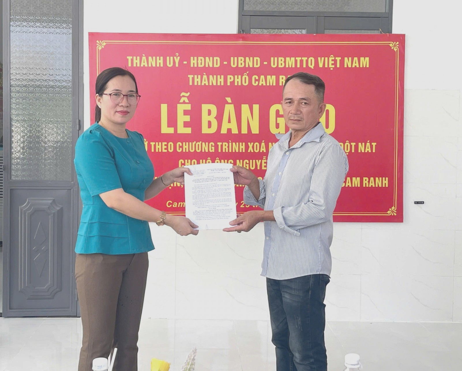 Bàn giao nhà ở cho hộ có hoàn cảnh khó khăn ở phường Cam Nghĩa