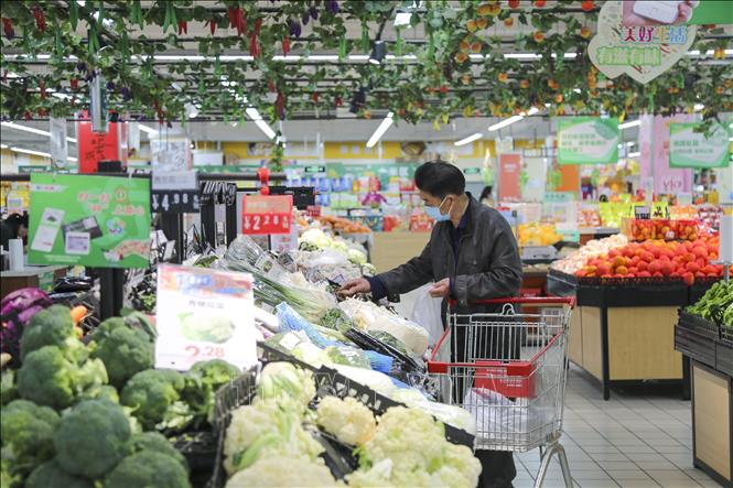 Người dân mua sắm tại siêu thị ở tỉnh Giang Tô, Trung Quốc. Ảnh: THX/TTXVN