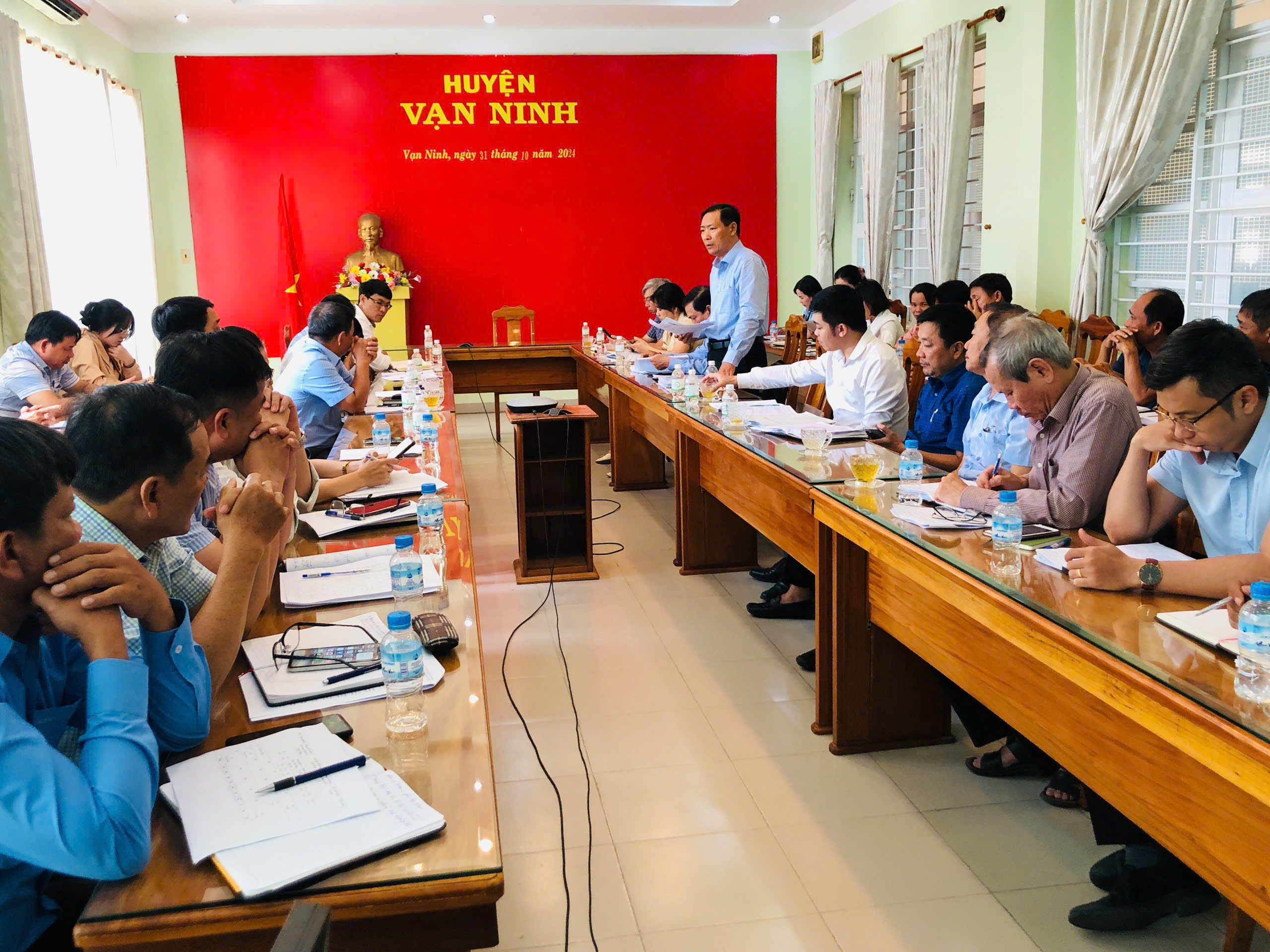 Đoàn giám sát làm việc với huyện Vạn Ninh. Ảnh: Hoài Duy