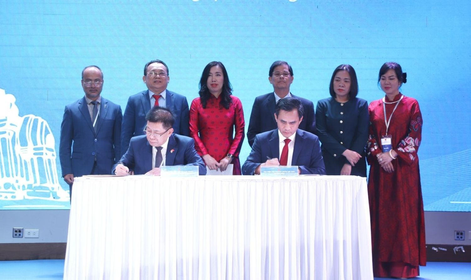 Đại diện Hội Doanh nhân trẻ Khánh Hòa và Hiệp hội Doanh nhân Thái - Việt toàn Thái Lan ký kết hợp tác.