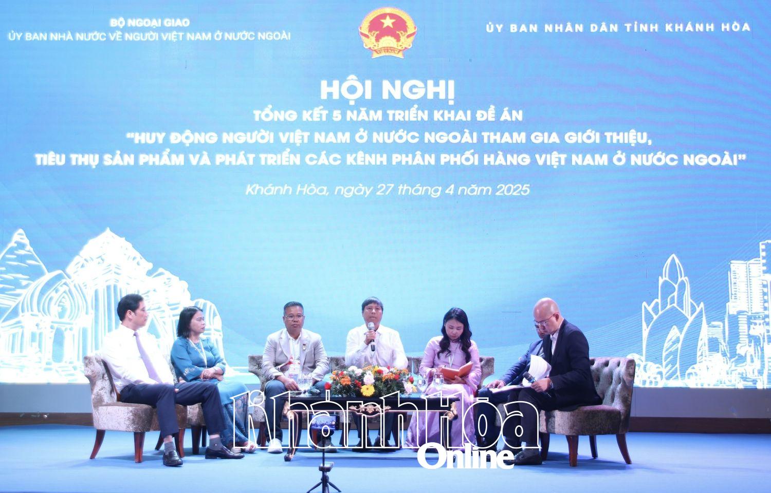 Các đại biểu tham gia thảo luận.