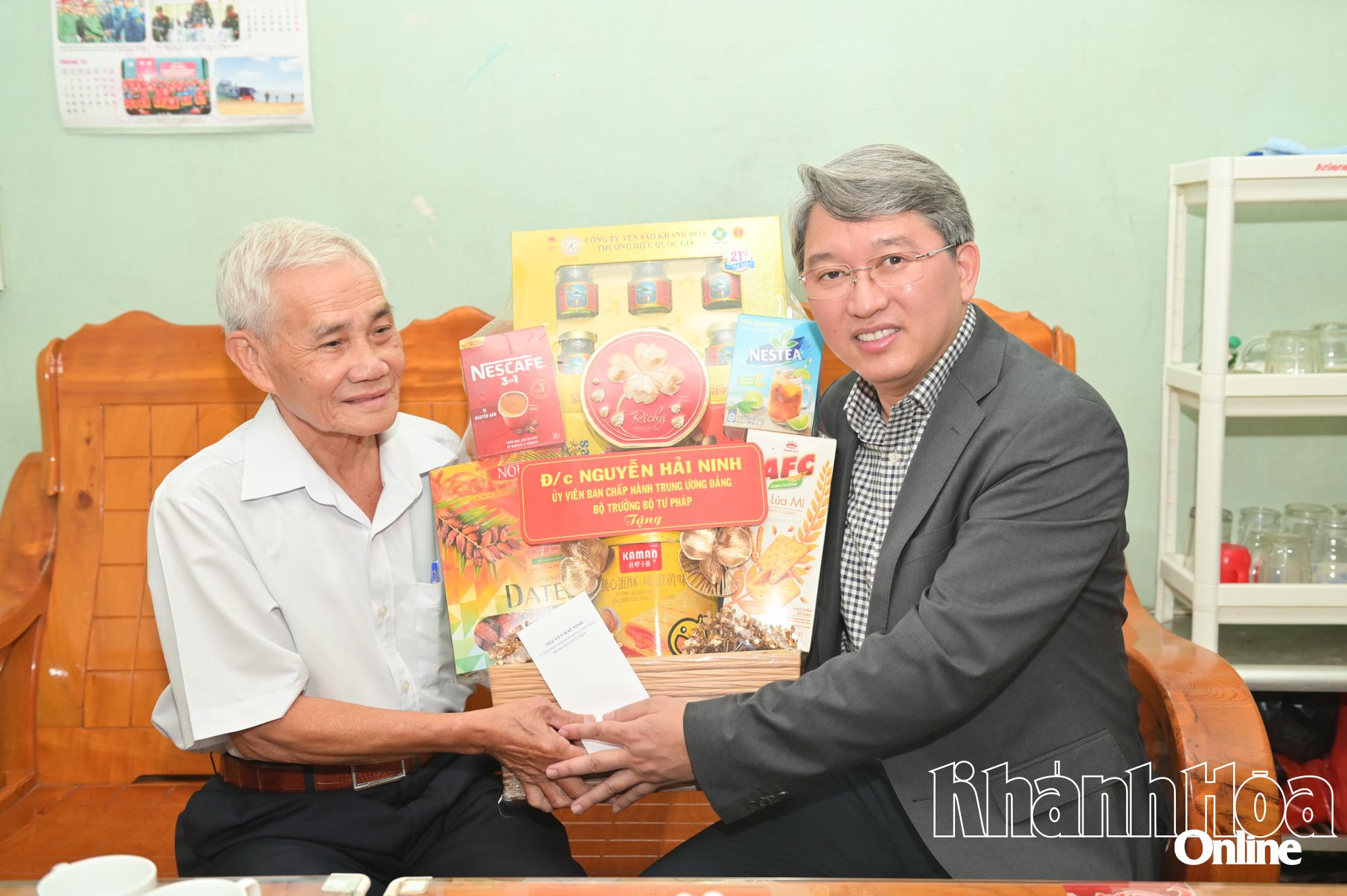 Bộ trưởng Bộ Tư pháp Nguyễn Hải Ninh: Thăm, tặng quà cho người có công với cách mạng tiêu biểu, lãnh đạo tỉnh qua các thời kỳ