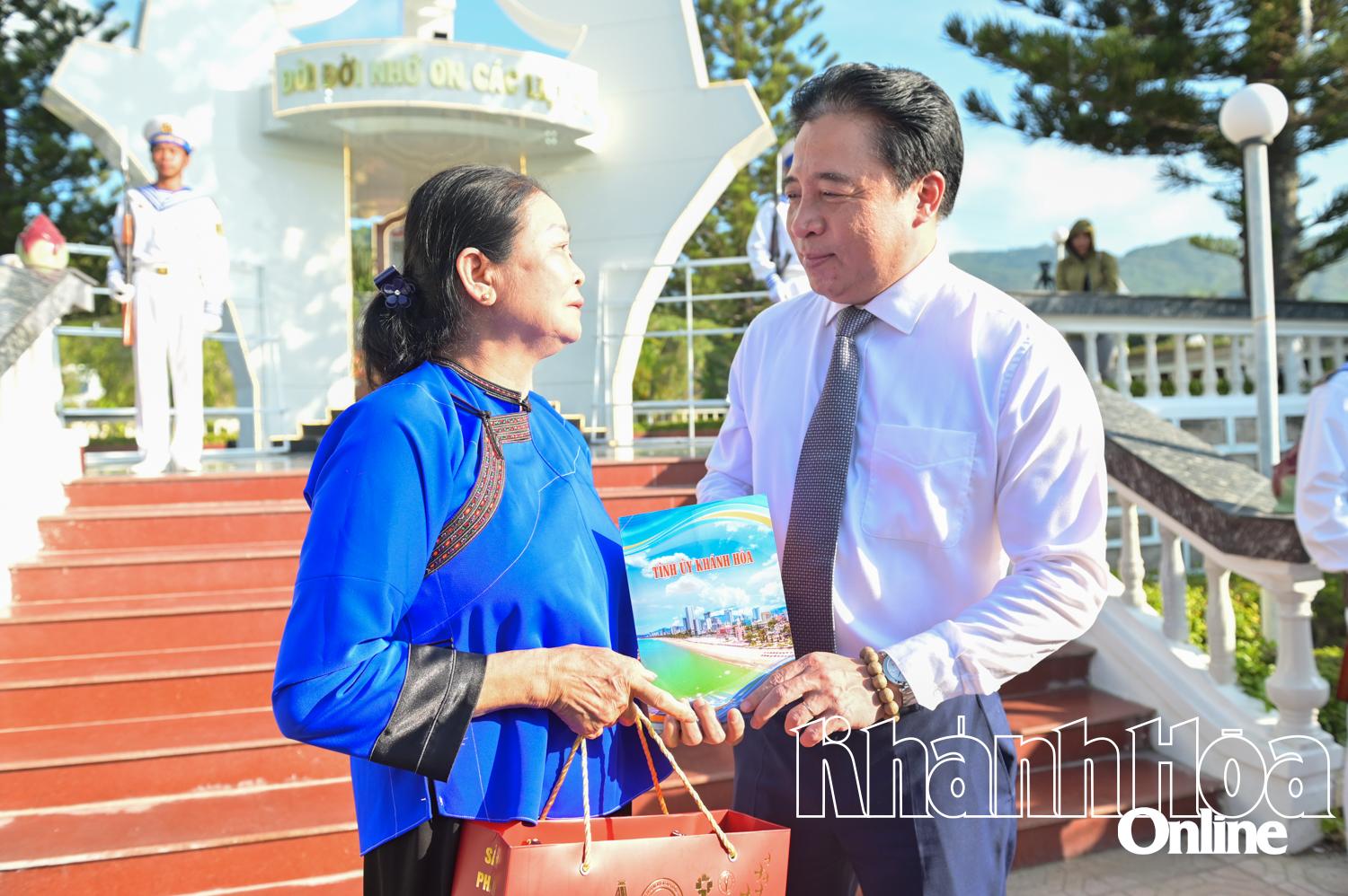 Gia đình liệt sĩ hy sinh trong trận chiến đấu giải phóng Trường Sa nhận mộ liệt sĩ sau 50 năm