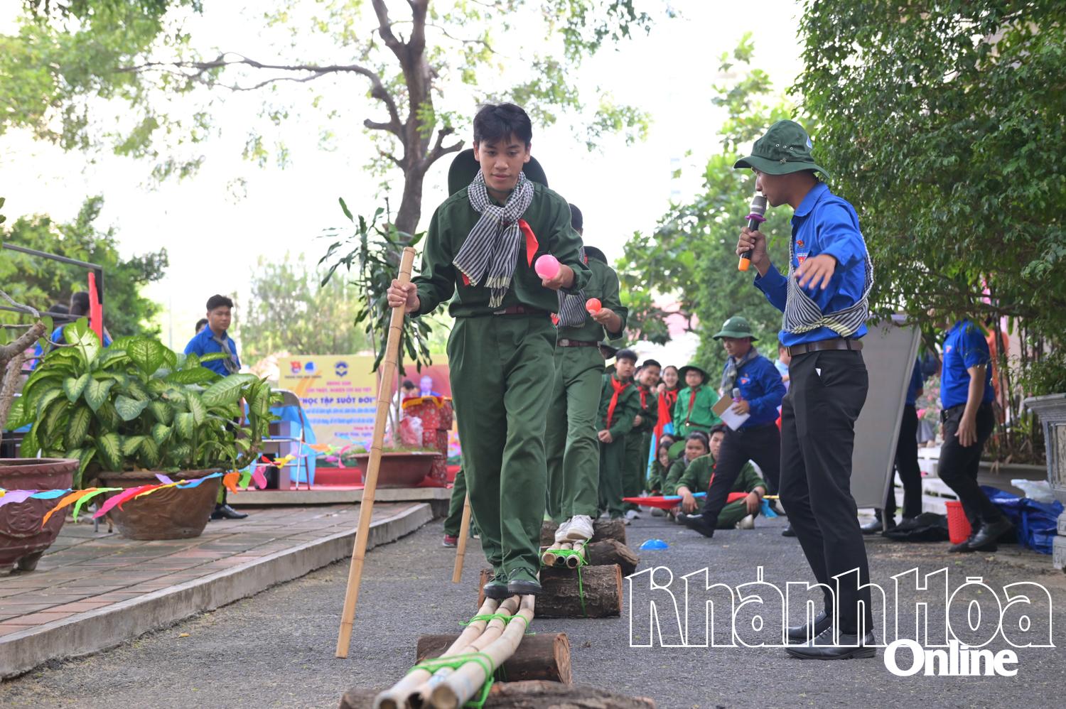 Tham gia trò chơi trải nghiệm, đánh trận giả Em là chiến sĩ giải phóng quân.