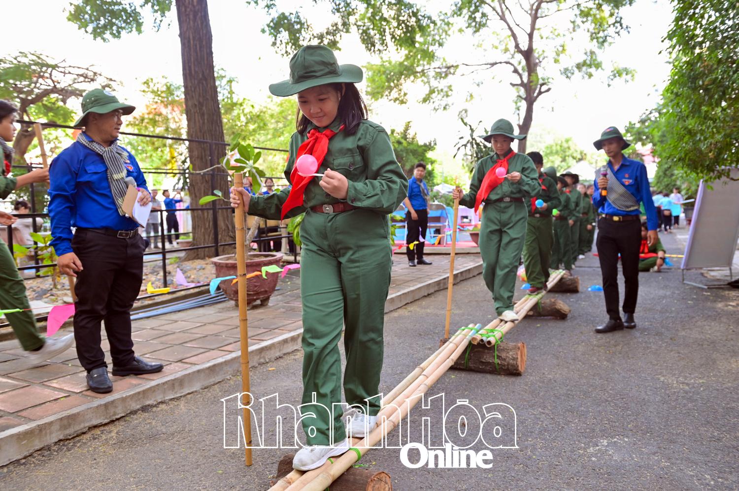 Hoạt động trải nghiệm gắn với nội dung sách lịch sử thu hút đông đảo thiếu nhi tham gia.