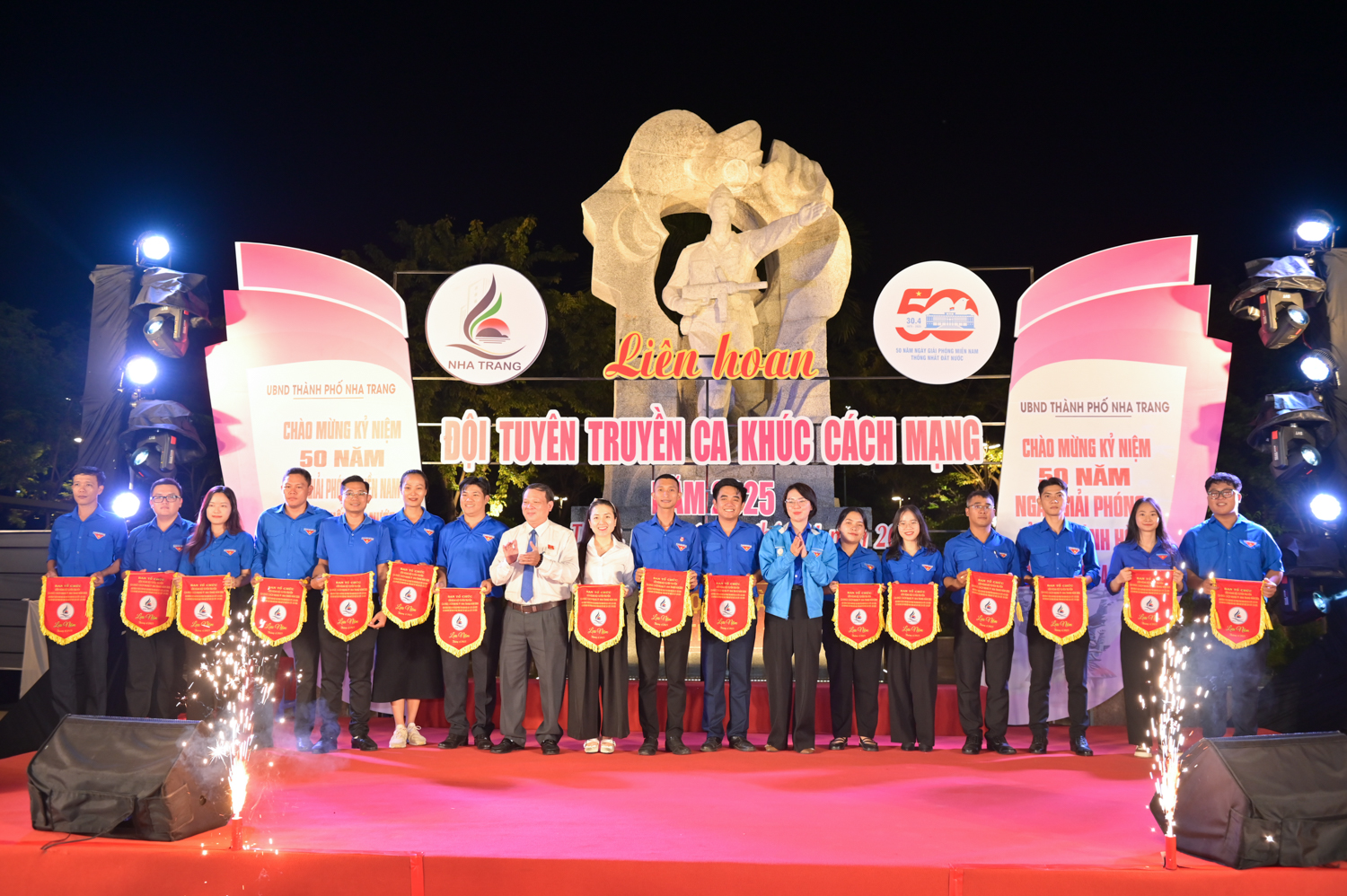 Các đại biểu trao cờ lưu niệm cho các đội thi.