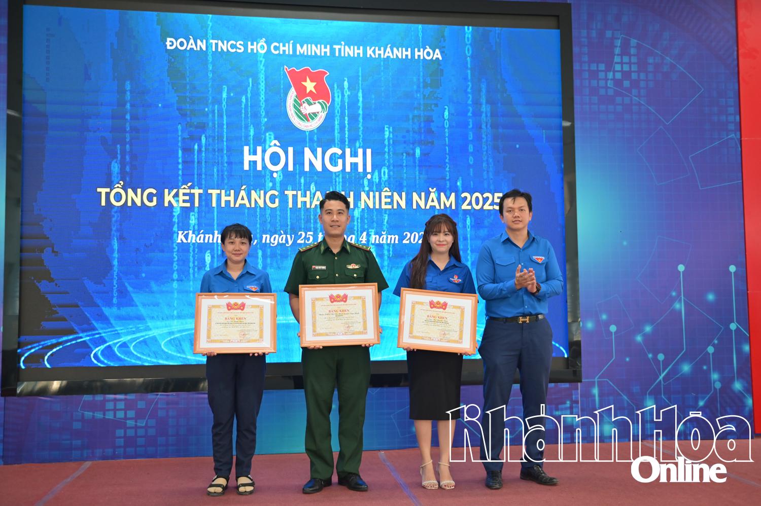 Lãnh đạo Tỉnh đoàn trao bằng khen của Trung ương Đoàn cho các tập thể, cá nhân.