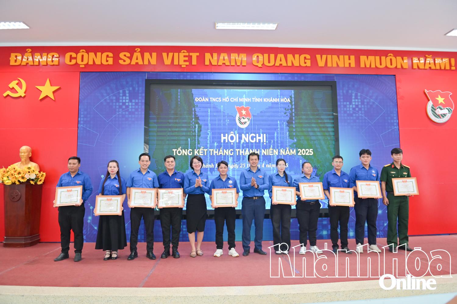 Lãnh đạo Tỉnh đoàn trao bằng khen cho các cá nhân.