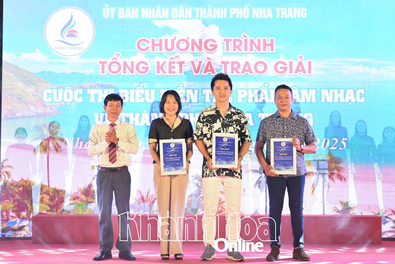 Lãnh đạo thành phố Nha Trang trao giải nhất, nhì cho các thí sinh tham gia cuộc thi biểu diễn tác phẩm âm nhạc về thành phố.