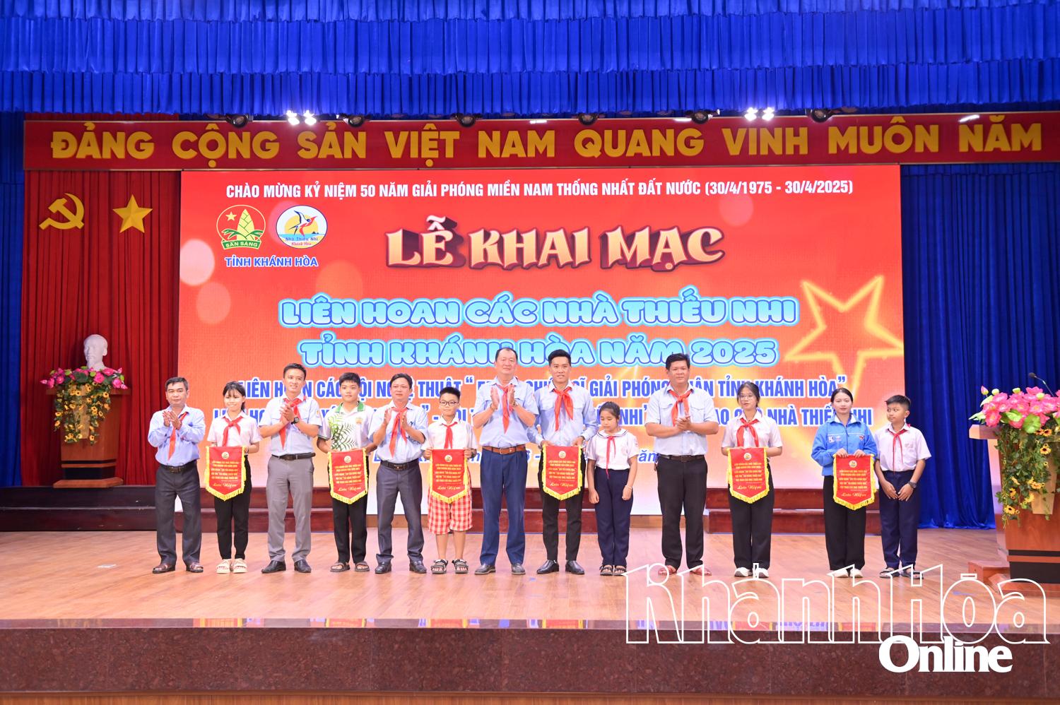 Ban tổ chức trao cờ lưu niệm cho các đơn vị tham gia liên hoan.